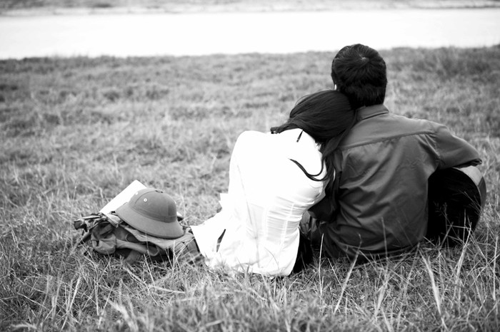 Lãng mạn bên nhau trên triền đê ngập tràn ánh nắng.