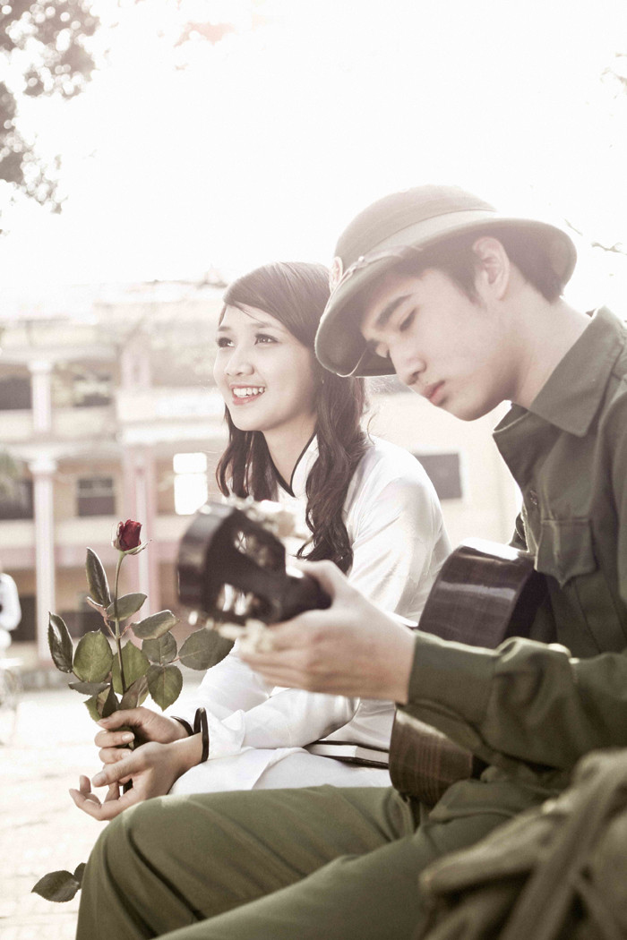 Để khẳng định quan điểm trên của bản thân, Diệu Linh và nhiếp ảnh Hải Kun đã cùng thực hiện một bộ ảnh thiếu nữ xao xuyến tiễn đưa bạn trai lên đường nhập ngũ.