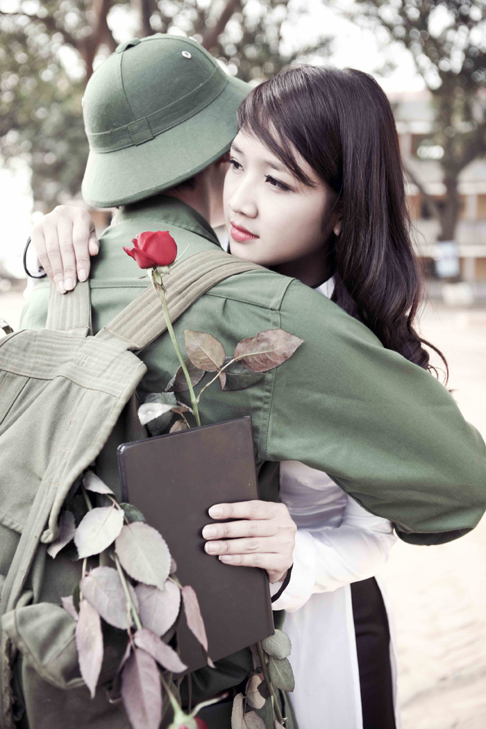 Đó cũng là lý do khiến người đẹp Vĩnh Phúc cùng bạn bè của mình thực hiện một bộ ảnh về tình yêu trong sáng giữa một cô nữ sinh và một người lính trẻ chuẩn bị lên đường nhập ngũ.