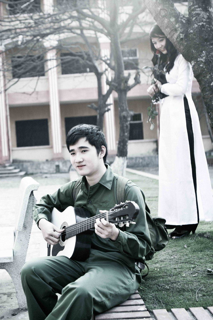 Trước những ý kiến trái chiều về việc thanh niên đỗ đại học vẫn phải thực hiện nghĩa vụ quân sự, Hoa khôi Hoàng Diệu Linh cho rằng cô hoàn toàn ủng hộ quy định mới này và cho rằng đó là trách nhiệm và nghĩa vụ của mỗi thanh niên đối với đất nước.