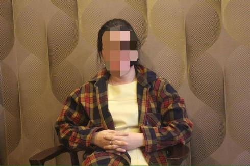 Chị C. mẹ của cháu L. buồn bã kể lại sự việc đau buồn của con gái mình (Ảnh: Q.H) Chị C. mẹ của cháu L. buồn bã kể lại sự việc đau buồn của con gái mình (Ảnh: Q.H)