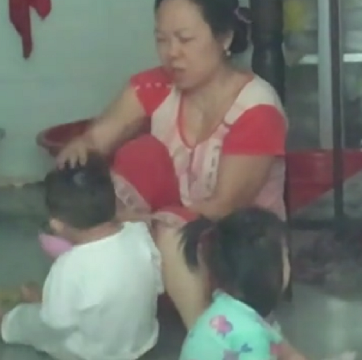 Một hành vi bạo hành với trẻ em của bảo mẫu ở điểm giữ trẻ này bị clip ghi lại (ảnh từ clip) Một hành vi bạo hành với trẻ em của bảo mẫu ở điểm giữ trẻ này bị clip ghi lại (ảnh từ clip)