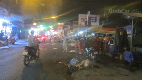 Do vỉa hè bị lấn chiếm, người dân buộc phải đi bộ xuống lòng đường, gây ra nhiều nguy hiểm (Ảnh: P.L) Do vỉa hè bị lấn chiếm, người dân buộc phải đi bộ xuống lòng đường, gây ra nhiều nguy hiểm (Ảnh: P.L)