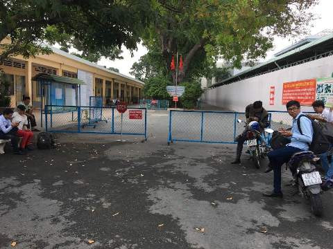 Chiều 13/3, các phóng viên đã phải chờ bên ngoài trường L.T.V. rất lâu, nhưng không có ai tiếp (ảnh: P.L) Chiều 13/3, các phóng viên đã phải chờ bên ngoài trường L.T.V. rất lâu, nhưng không có ai tiếp (ảnh: P.L)