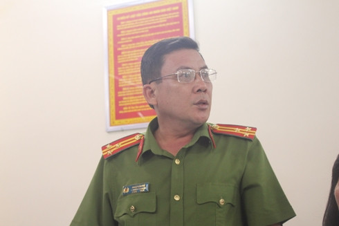 Thượng tá Đoàn Văn Phê phát biểu những nội dung liên quan đến vụ việc của cháu bé gái (ảnh: P.L) Thượng tá Đoàn Văn Phê phát biểu những nội dung liên quan đến vụ việc của cháu bé gái (ảnh: P.L)
