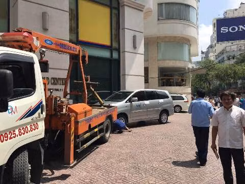 Một xe ô tô để trên vỉa hè đường Phạm Hồng Thái, không có mặt tài xế bị cẩu đi giam (ảnh: P.L)