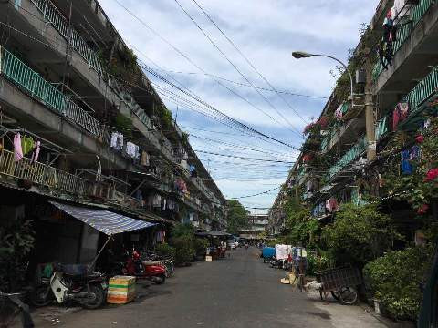 Một góc chung cư Ngô Gia Tự, quận 10 được xây dựng từ năm 1968, nay đã xuống cấp (ảnh: P.L) Một góc chung cư Ngô Gia Tự, quận 10 được xây dựng từ năm 1968, nay đã xuống cấp (ảnh: P.L)