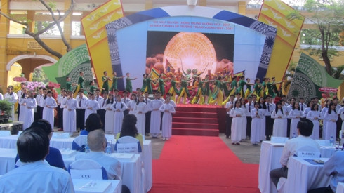 Một tiết mục văn nghệ chào mừng buổi lễ của học sinh Trường Trưng Vương (ảnh: P.L)