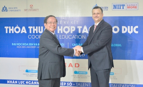 PGS.TS.Lưu Tiến Hiệp - Hiệu trưởng Đại học Hoa Sen và đại diện NIIT Ấn Độ tại buổi ký kết (ảnh: CTV) PGS.TS.Lưu Tiến Hiệp - Hiệu trưởng Đại học Hoa Sen và đại diện NIIT Ấn Độ tại buổi ký kết (ảnh: CTV)