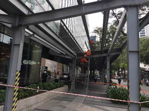 Tháo dỡ, cưỡng chế ngay phần mái che lấn chiếm vỉa hè ở cao ốc Saigon Center (ảnh: P.L) Tháo dỡ, cưỡng chế ngay phần mái che lấn chiếm vỉa hè ở cao ốc Saigon Center (ảnh: P.L)