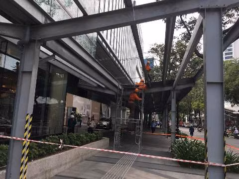 Tháo dỡ, cưỡng chế ngay phần mái che lấn chiếm vỉa hè ở cao ốc Saigon Center (ảnh: P.L)