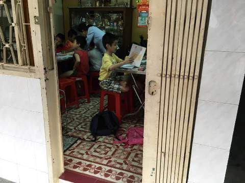 Một phòng dạy thêm ở lô Y, chung cư Ngô Gia Tự của một giáo viên được ghi nhận (ảnh: CTV) Một phòng dạy thêm ở lô Y, chung cư Ngô Gia Tự của một giáo viên được ghi nhận (ảnh: CTV)