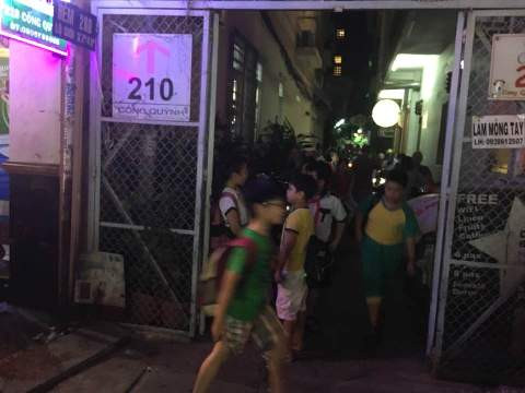 Vào giờ tan học thêm, người dân qua hẻm này rất khó khăn do học sinh và phụ huynh đứng rất đông (ảnh: T.T)