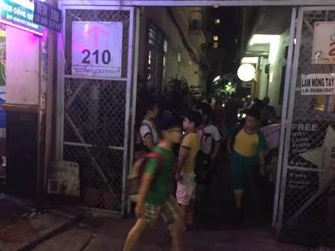 Vào giờ tan học thêm, người dân qua hẻm này rất khó khăn do học sinh và phụ huynh đứng rất đông (ảnh: T.T)