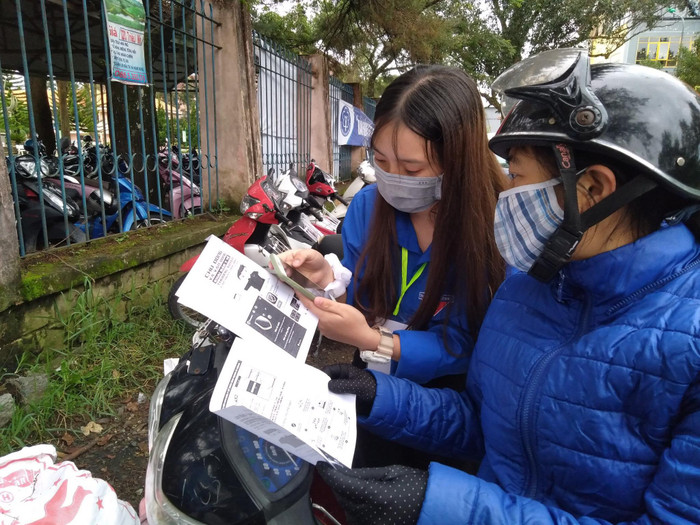 Sinh viên Đại học Đà Lạt “Tiếp sức thí sinh – Vận động phụ huynh cài đặt Bluezone”. (Ảnh: Nhân vật cung cấp) Sinh viên Đại học Đà Lạt “Tiếp sức thí sinh – Vận động phụ huynh cài đặt Bluezone”. (Ảnh: Nhân vật cung cấp)