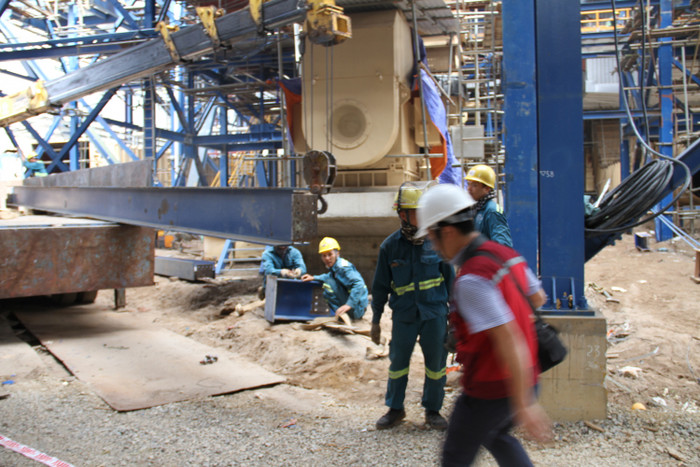 Người lao động trên công trường đang trông chờ quyết định từ các cấp bộ ngành. Người lao động trên công trường đang trông chờ quyết định từ các cấp bộ ngành.