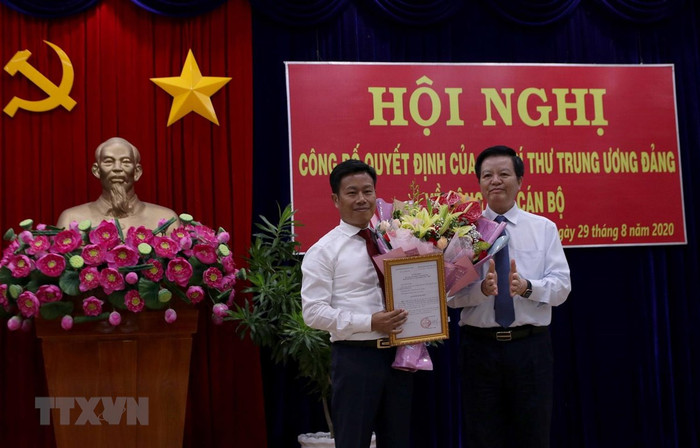 Ông Mai Văn Chính, Ủy viên Trung ương Đảng, Phó trưởng Ban Tổ chức Trung ương trao Quyết định của ban Bí thư cho ông Lê Quân. (Ảnh: Kim Há/TTXVN) Ông Mai Văn Chính, Ủy viên Trung ương Đảng, Phó trưởng Ban Tổ chức Trung ương trao Quyết định của ban Bí thư cho ông Lê Quân. (Ảnh: Kim Há/TTXVN)