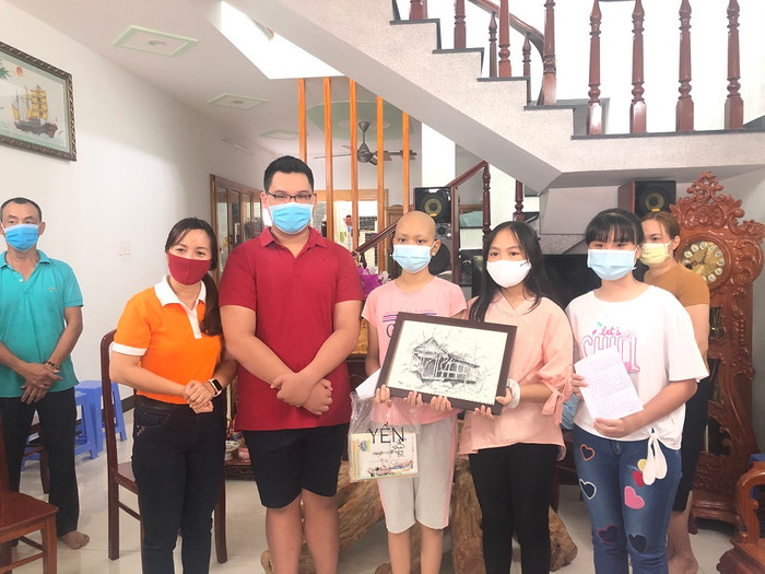 Thầy trò chung sức nâng bước học sinh bị bệnh hiểm nghèo tới trường ảnh 2 Thầy trò chung sức nâng bước học sinh bị bệnh hiểm nghèo tới trường ảnh 2