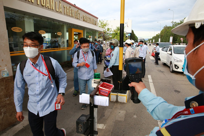 Các nhân sự làm thủ tục an ninh trước khi vào Nhà máy Lọc dầu Dung Quat BSR. Các nhân sự làm thủ tục an ninh trước khi vào Nhà máy Lọc dầu Dung Quat BSR.