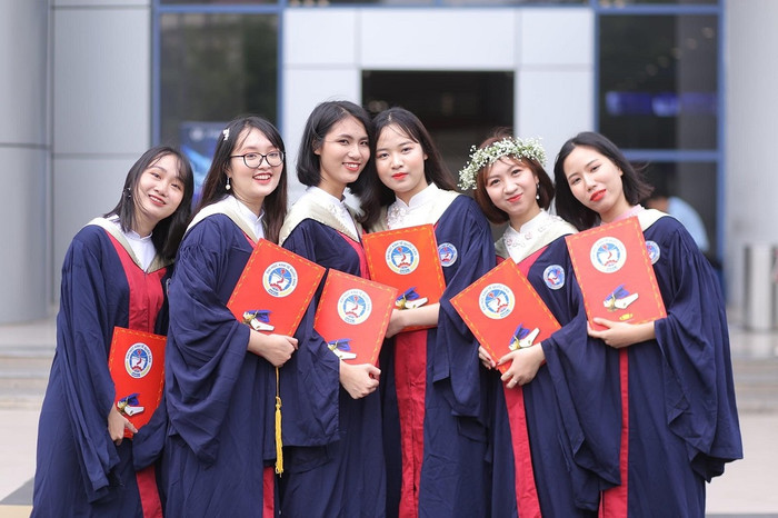 Trần Diệu Hương (thứ hai từ trái sang) chụp ảnh kỷ yếu cùng bạn học. (Ảnh: Nhân vật cung cấp) Trần Diệu Hương (thứ hai từ trái sang) chụp ảnh kỷ yếu cùng bạn học. (Ảnh: Nhân vật cung cấp)