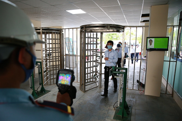 Nhân sự BSR phải đeo khẩu trang suốt quá trình ngồi trên xe buýt, di chuyển trong khuân viên Nhà máy, khi làm việc và được đo thân nhiệt. Nhân sự BSR phải đeo khẩu trang suốt quá trình ngồi trên xe buýt, di chuyển trong khuân viên Nhà máy, khi làm việc và được đo thân nhiệt.