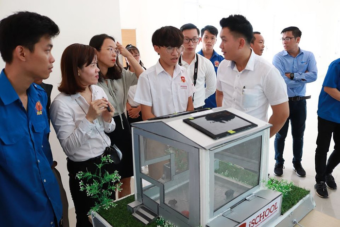 Học sinh iSchool Ninh Thuận sáng tạo chuồng nuôi heo tự động, sản xuất điện ảnh 2 Học sinh iSchool Ninh Thuận sáng tạo chuồng nuôi heo tự động, sản xuất điện ảnh 2