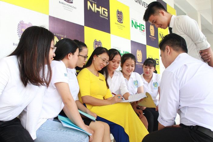 Bên cạnh việc giảm 20% học phí trong mùa dịch, bốn trường đại học đã phối hợp cùng giảng viên, sinh viên để nghiên cứu, sản xuất dung dịch sát khuẩn khô, chuẩn bị hơn 10.000 khẩu trang vải để trao tặng cho các địa điểm cộng đồng và gửi tặng cán bộ, giảng viên, sinh viên khi trở lại trường. Bên cạnh việc giảm 20% học phí trong mùa dịch, bốn trường đại học đã phối hợp cùng giảng viên, sinh viên để nghiên cứu, sản xuất dung dịch sát khuẩn khô, chuẩn bị hơn 10.000 khẩu trang vải để trao tặng cho các địa điểm cộng đồng và gửi tặng cán bộ, giảng viên, sinh viên khi trở lại trường.