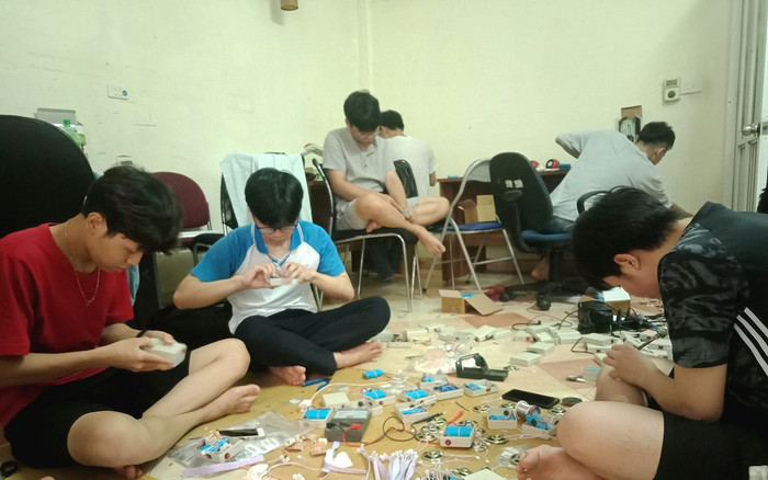 Những nhà sáng chế của máy nhắc nhở thông minh làm việc quên thời gian (Ảnh: Phạm Minh)