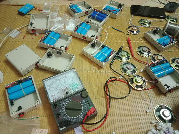 Khắp căn phòng của BK Star là những linh kiện điện tử (Ảnh: Phạm Minh)