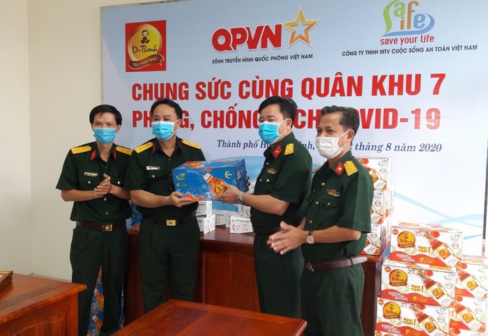 Chiều ngày 12/8, 36.000 sản phẩm Trà Thanh Nhiệt Dr Thanh được trao tặng cho các điểm cách ly tại Quân khu 7. Chiều ngày 12/8, 36.000 sản phẩm Trà Thanh Nhiệt Dr Thanh được trao tặng cho các điểm cách ly tại Quân khu 7.