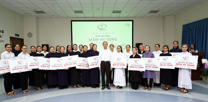 Đức Cha Phê-rô Huỳnh Văn Hai, Tân Chủ tịch Uỷ ban Giáo dục Công giáo Việt Nam đại diện trao học bổng Mầm hy vọng cho các nữ tu với sự đồng hành của Tập đoàn giáo dục Nguyễn Hoàng (NHG). Đức Cha Phê-rô Huỳnh Văn Hai, Tân Chủ tịch Uỷ ban Giáo dục Công giáo Việt Nam đại diện trao học bổng Mầm hy vọng cho các nữ tu với sự đồng hành của Tập đoàn giáo dục Nguyễn Hoàng (NHG).