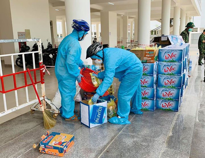 Anh Đức và các thành viên khác đều tuân thủ đầy đủ việc mặc đồ bảo hộ và được sát khuẩn trước khi vào và ra về. (Ảnh: NVCC)