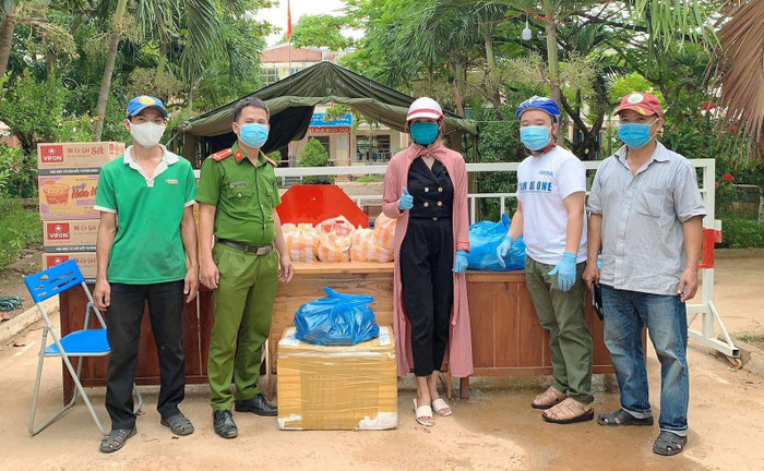 Việc trao các suất ăn cho bệnh viện sẽ được tiến hành từ khoảng thời gian 6h30’ đến 6h45’ hàng ngày. (Ảnh: NVCC)