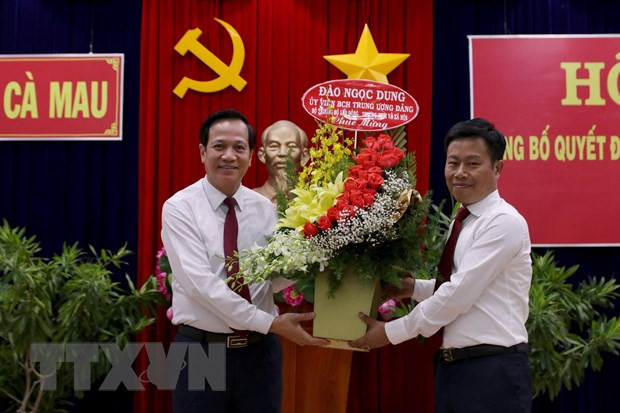 Ông Đào Ngọc Dung, Bí thư Trung ương Đảng, Bộ trưởng Bộ Lao động-Thương binh và Xã hội tặng hoa chúc mừng ông Lê Quân tại hội nghị. (Ảnh: Kim Há/TTXVN) Ông Đào Ngọc Dung, Bí thư Trung ương Đảng, Bộ trưởng Bộ Lao động-Thương binh và Xã hội tặng hoa chúc mừng ông Lê Quân tại hội nghị. (Ảnh: Kim Há/TTXVN)