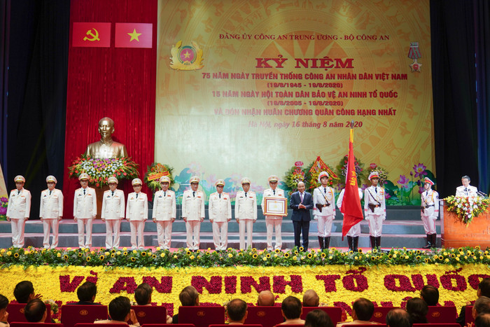 Thay mặt lãnh đạo Đảng, Nhà nước, Thủ tướng Nguyễn Xuân Phúc đã trao Huân chương Quân công hạng Nhất cho Bộ Công an. Ảnh: VGP/Quang Hiếu Thay mặt lãnh đạo Đảng, Nhà nước, Thủ tướng Nguyễn Xuân Phúc đã trao Huân chương Quân công hạng Nhất cho Bộ Công an. Ảnh: VGP/Quang Hiếu