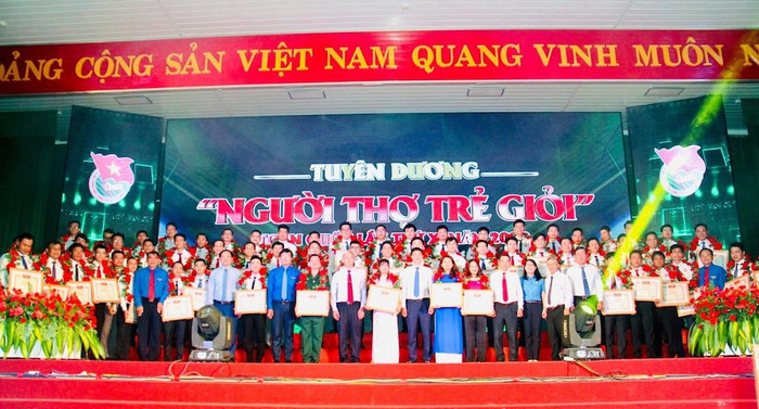 13 đoàn viên thanh niên Dầu khí tại Lễ tuyên dương Người thợ trẻ giỏi toàn quốc. 13 đoàn viên thanh niên Dầu khí tại Lễ tuyên dương Người thợ trẻ giỏi toàn quốc.