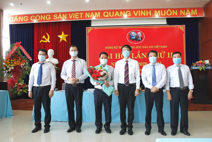 Đại hội Đảng bộ PVU diễn ra trong mùa Covid-19. Đại hội Đảng bộ PVU diễn ra trong mùa Covid-19.