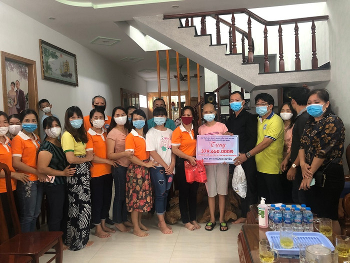 Thầy trò chung sức nâng bước học sinh bị bệnh hiểm nghèo tới trường ảnh 1 Thầy trò chung sức nâng bước học sinh bị bệnh hiểm nghèo tới trường ảnh 1