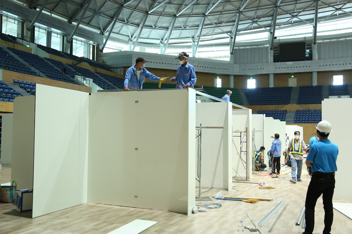 Kỹ sư, công nhân kỹ thuật chia ca làm việc liên tục hoàn thành việc xây dựng bệnh viện dã chiến trong thời gian chỉ hơn 3 ngày. Kỹ sư, công nhân kỹ thuật chia ca làm việc liên tục hoàn thành việc xây dựng bệnh viện dã chiến trong thời gian chỉ hơn 3 ngày.