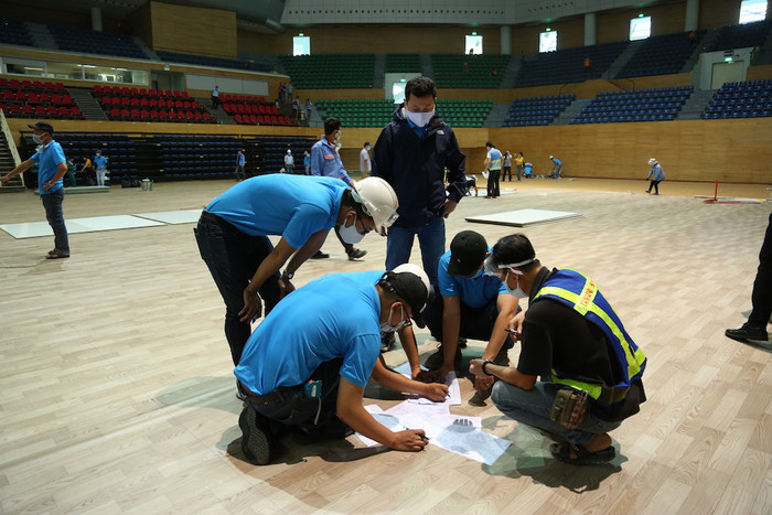 Các kỹ sư, công nhân thi công hối hả suốt ngày đêm để hoàn thành tiến độ nhanh nhất. Các kỹ sư, công nhân thi công hối hả suốt ngày đêm để hoàn thành tiến độ nhanh nhất.