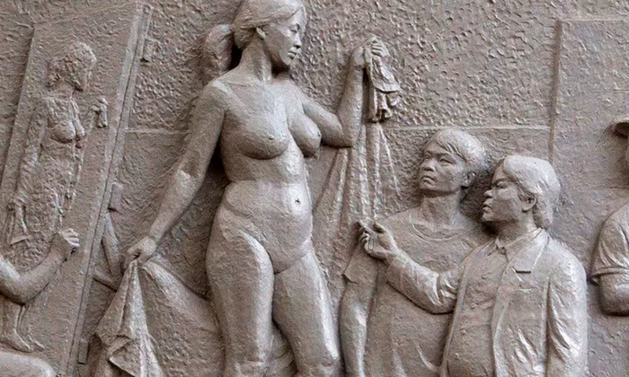 Cận cảnh một phần bức phù điêu với hình người thày giống hệt ông Lê Văn Sửu