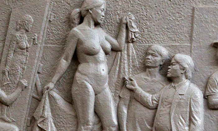 Cận cảnh một phần bức phù điêu với hình người thày giống hệt ông Lê Văn Sửu Cận cảnh một phần bức phù điêu với hình người thày giống hệt ông Lê Văn Sửu