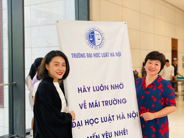 Được làm việc trong ngành Luật là ước mơ từ ngày bé của Anh Thư (bên trái ảnh). (Ảnh: Nhân vật cung cấp)