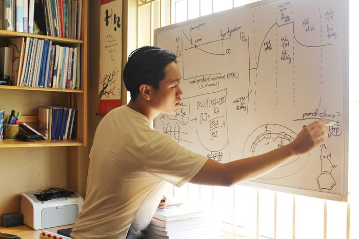 Đồng Ngọc Hà thường học bằng cách vẽ và tư duy những kiến thức lên bảng giúp em dễ hình dung bài học nhất. (Ảnh: Kim Anh)