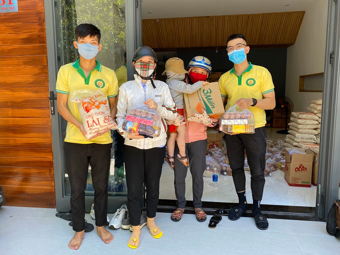 Hội Thiện nguyện Hương Sen Đà Nẵng trao quà đến những hoàn cảnh khó khăn trong đợt dịch. (Ảnh: Nhân vật cung cấp)