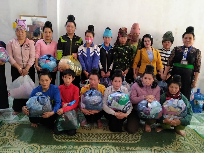 Cô Trang (áo vàng) cùng bà con trong một buổi thiện nguyện. (Ảnh: Nhân vật cung cấp) Cô Trang (áo vàng) cùng bà con trong một buổi thiện nguyện. (Ảnh: Nhân vật cung cấp)