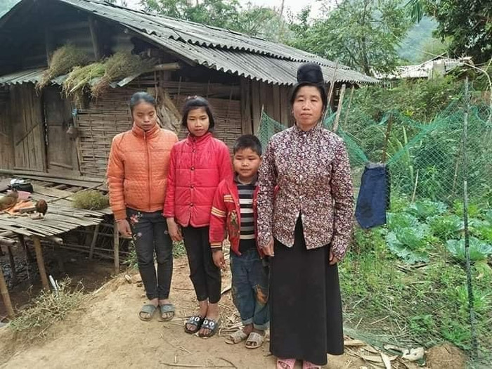 Gia đình em Quàng Văn Sinh bên ngôi nhà sập sệ. (Ảnh: Nhân vật cung cấp) Gia đình em Quàng Văn Sinh bên ngôi nhà sập sệ. (Ảnh: Nhân vật cung cấp)