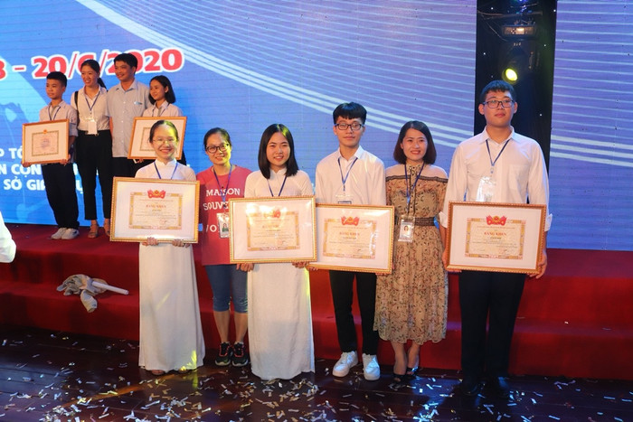 Nguyễn Ngọc Minh và Lê Thu Thảo chụp ảnh lưu niệm tại cuộc thi Khoa học Kỹ thuật cấp quốc gia dành cho lứa tuổi học sinh Trung học cơ sở năm học 2019 – 2020. (Ảnh: Nhân vật cung cấp)