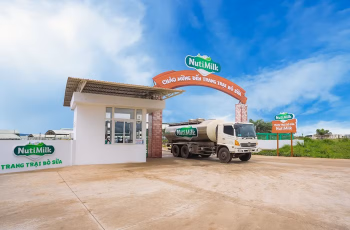 Cổng trang trại bò sữa NutiMilk Cổng trang trại bò sữa NutiMilk