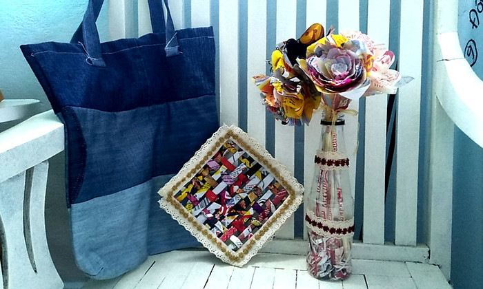 Túi xách thời trang, đĩa từ vỏ mì tôm và đồ trang trí là những sản phẩm độc đáo của nhóm "Dũng sĩ tái chế". Ảnh: Nhóm "Dũng sĩ tái chế" cung cấp Túi xách thời trang, đĩa từ vỏ mì tôm và đồ trang trí là những sản phẩm độc đáo của nhóm "Dũng sĩ tái chế". Ảnh: Nhóm "Dũng sĩ tái chế" cung cấp